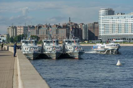 Санкт-Петербург. Военные корабли во время репетиции парада  посвященного Дню ВМФ в аквтории Невы.