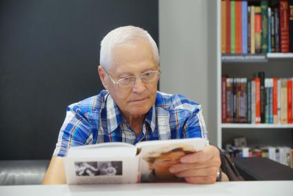 Екатеринбург. В книжном магазине \'Пиотровский\' перед началом презентации книги с мемуарами вдовы первого президента России Бориса Ельцина - Наины Ельциной.Президентский центр \'Ельцин-центр\'