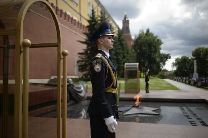 Москва.  Солдат  роты  почетного караула  у Могилы Неизвестного солдата в Александровском саду.