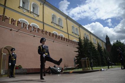 Москва.  Солдаты роты  почетного караула  у Могилы Неизвестного солдата в Александровском саду.