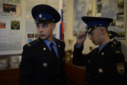 Москва.  Рядовые роты почетного караула  Дмитрий  Воронов и Александр  Денисов.