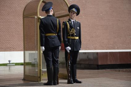 Москва. Солдаты роты почетного караула у Могилы Неизвестного солдата в Александровском саду.