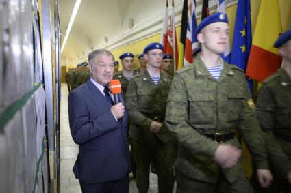 Москва. Политический обозреватель `Комсомольской правды` Александр Гамов беседует с солдатами роты почетного караула .