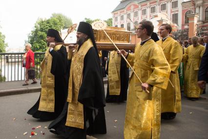 Санкт-Петербург. Проводы ковчега с мощами Николая Чудотворца в Бари из  Свято-Троицкого собора Александро-Невской лавры.