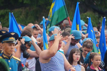 Екатеринбург. Десантники у мемориала \"Черный тюльпан\" во время минуты молчания. Празднование дня ВДВ (Воздушно-десантные войска).