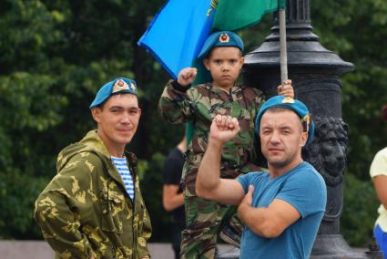 Екатеринбург. Встреча и сбор десантников перед шествием к мемориалу \"Черный тюльпан\" во время празднования дня ВДВ (Воздушно-десантные войска).