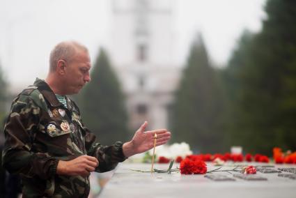 Екатеринбург. Десантник у мемориала \"Черный тюльпан\" во время празднования дня ВДВ (Воздушно-десантные войска).