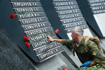 Екатеринбург. Десантник у мемориала \"Черный тюльпан\" во время празднования дня ВДВ (Воздушно-десантные войска).