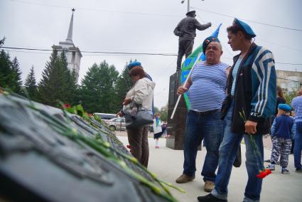 Екатеринбург. Десантники у памятника Василию Маргелову (основатель ВДВ) во время празднования дня ВДВ (Воздушно-десантные войска).