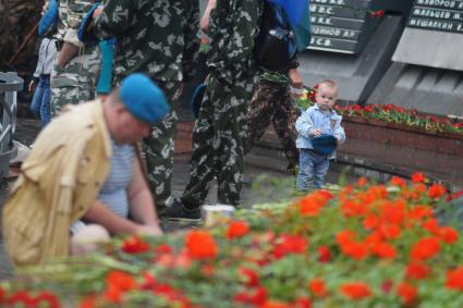 Екатеринбург. У мемориала \"Черный тюльпан\" во время празднования дня ВДВ (Воздушно-десантные войска).