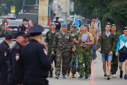 Екатеринбург. Встреча и сбор десантников перед шествием к мемориалу \"Черный тюльпан\" во время празднования дня ВДВ (Воздушно-десантные войска).