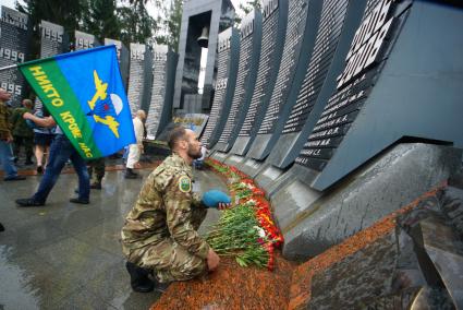 Екатеринбург. Десантник у мемориала \"Черный тюльпан\" во время празднования дня ВДВ (Воздушно-десантные войска).