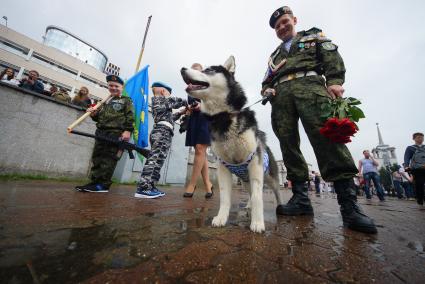 Екатеринбург. Десантник с семьей и собакой у мемориала \"Черный тюльпан\" во время празднования дня ВДВ (Воздушно-десантные войска).