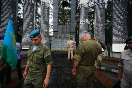 Екатеринбург. Десантники возлагают цветы к мемориалу \"Черный тюльпан\" во время празднования дня ВДВ (Воздушно-десантные войска).