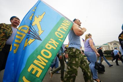 Екатеринбург. Шествие десантников к мемориалу \"Черный тюльпан\" во время празднования дня ВДВ (Воздушно-десантные войска).