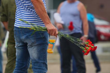 Екатеринбург. Десантник у мемориала \"Черный тюльпан\" во время празднования дня ВДВ (Воздушно-десантные войска).