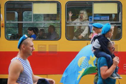 Екатеринбург. Шествие десантников к мемориалу \"Черный тюльпан\" во время празднования дня ВДВ (Воздушно-десантные войска).