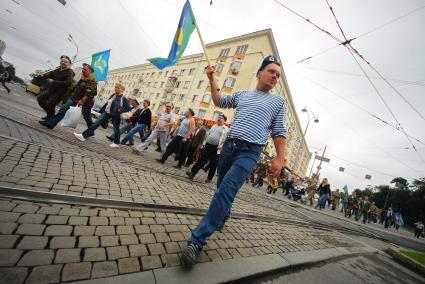 Екатеринбург. Шествие десантников к мемориалу \"Черный тюльпан\" во время празднования дня ВДВ (Воздушно-десантные войска).