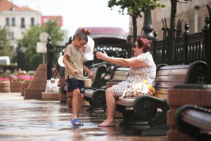 Белоруссия. Минск.  Мальчик с женщиной  на скамейке.