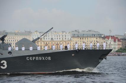 Санкт-Петербург.   Малый ракетный корабль  `Серпухов `
во время  главного военно-морского  парада  в честь празднования Дня Военно-Морского Флота России.