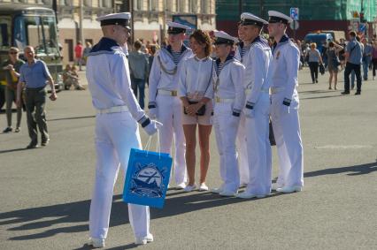 Санкт-Петербург.   Празднование  Дня Военно-Морского Флота России  на Дворцовой площади.