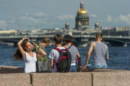 Санкт-Петербург.   Празднование  Дня Военно-Морского Флота России на набережной Лейтенанта Шмидта.