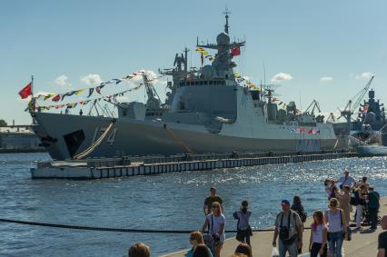 Санкт-Петербург. Ракетный эсминец `Хэфэй` вмс Китая на причале набережной Лейтенанта Шмидта во время главного военно-морского парада в честь празднования Дня Военно-Морского Флота России.