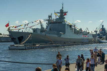 Санкт-Петербург.   Ракетный эсминец `Хэфэй` вмс Китая на причале набережной Лейтенанта Шмидта во время  главного военно-морского  парада  в честь празднования Дня Военно-Морского Флота России.