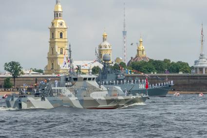 Санкт-Петербург.  Противодиверсионный катер  проекта 21980 `Грачонок` и малый противолодочный корабль`Уренгой` во время  главного военно-морского  парада  в честь празднования Дня Военно-Морского Флота России.