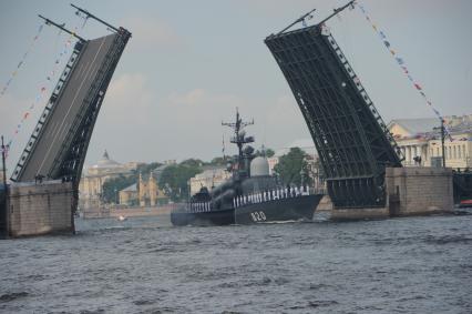 Санкт-Петербург. Ракетный катер 3- го ранга `Чувашия`
во время главного военно-морского парада в честь празднования Дня Военно-Морского Флота России.