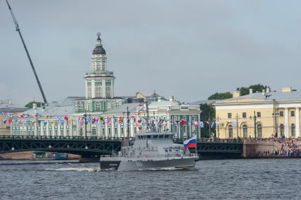 Санкт-Петербург.  Большой ракетный катер `Димитровград`
 во время  главного военно-морского  парада  в честь празднования Дня Военно-Морского Флота России.