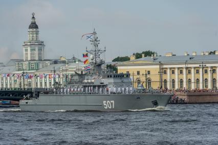 Санкт-Петербург.   Базовый тральщик `Александр Обухов`
 во время  главного военно-морского  парада  в честь празднования Дня Военно-Морского Флота России.