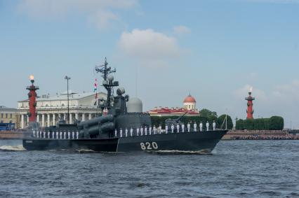 Санкт-Петербург.    Ракетный катер 3- го ранга  `Чувашия`
во время  главного военно-морского  парада  в честь празднования Дня Военно-Морского Флота России.