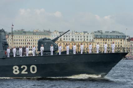 Санкт-Петербург.    Ракетный катер 3- го ранга  `Чувашия`
во время  главного военно-морского  парада  в честь празднования Дня Военно-Морского Флота России.