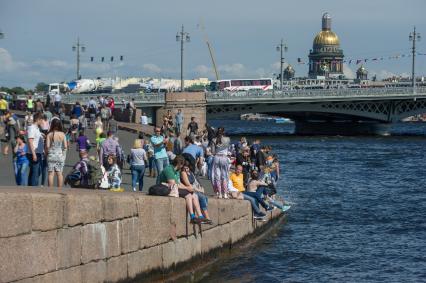 Санкт-Петербург.   Празднование  Дня Военно-Морского Флота России на набережной Лейтенанта Шмидта.