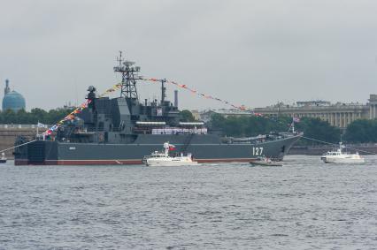 Санкт-Петербург.  Тяжёлый авианесущий крейсер `Минск` во время  главного военно-морского  парада  в честь празднования Дня Военно-Морского Флота России.