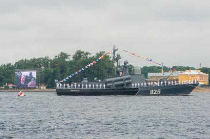 Санкт-Петербург.  Большой ракетный катер  Димитровград во время  главного военно-морского  парада  в честь празднования Дня Военно-Морского Флота России.