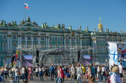 Санкт-Петербург.   Празднование  Дня Военно-Морского Флота России  на Дворцовой площади.