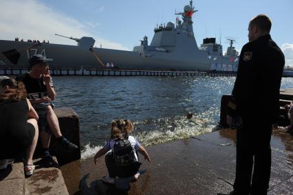 Санкт-Петербург.   Ракетный эсминец `Хэфэй` вмс Китая на причале набережной Лейтенанта Шмидта во время  главного военно-морского  парада  в честь празднования Дня Военно-Морского Флота России.