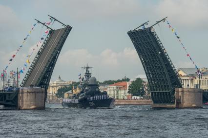 Санкт-Петербург.     Малый ракетный корабль `Гейзер`во время  главного военно-морского  парада  в честь празднования Дня Военно-Морского Флота России.