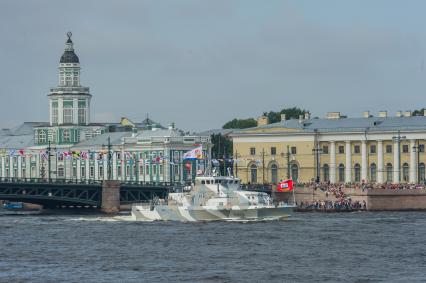 Санкт-Петербург.  Противодиверсионного катера проекта 21980 `Грачонок` во время  главного военно-морского  парада  в честь празднования Дня Военно-Морского Флота России.