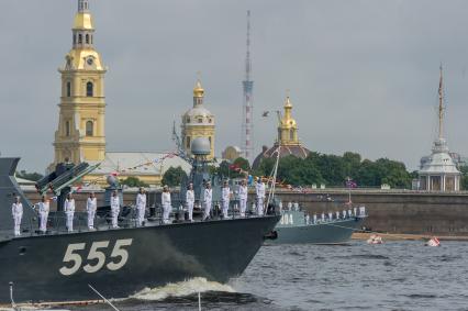 Санкт-Петербург.     Малый ракетный корабль `Гейзер`во время  главного военно-морского  парада  в честь празднования Дня Военно-Морского Флота России.