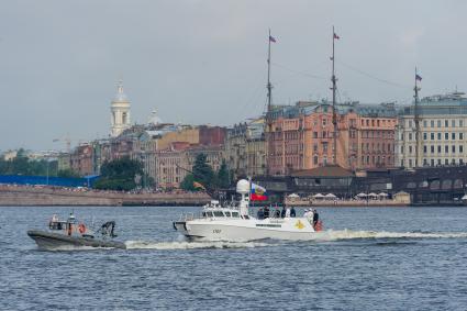 Санкт-Петербург. Главный военно-морской  парад  в честь празднования Дня Военно-Морского Флота России.