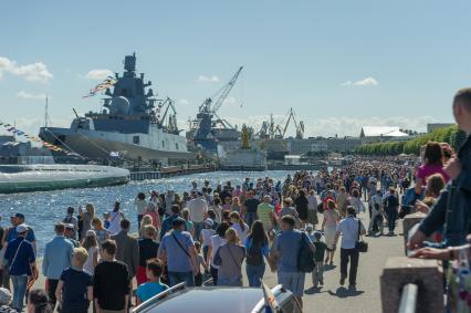 Санкт-Петербург.   Празднование  Дня Военно-Морского Флота России на набережной Лейтенанта Шмидта.