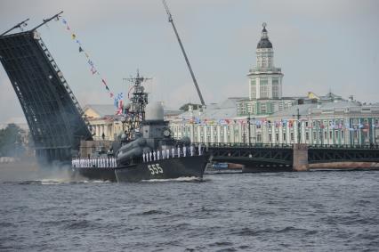 Санкт-Петербург.     Малый ракетный корабль `Гейзер`во время  главного военно-морского  парада  в честь празднования Дня Военно-Морского Флота России.