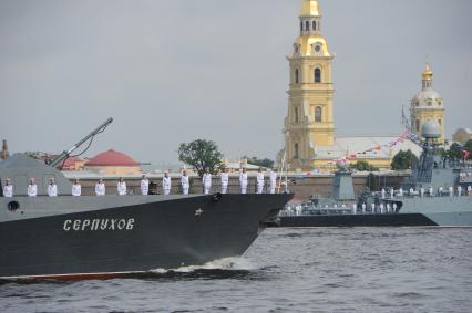 Санкт-Петербург.   Малый ракетный корабль  `Серпухов `
во время  главного военно-морского  парада  в честь празднования Дня Военно-Морского Флота России.