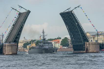 Санкт-Петербург.   Базовый тральщик `Александр Обухов`
во время  главного военно-морского  парада  в честь празднования Дня Военно-Морского Флота России.