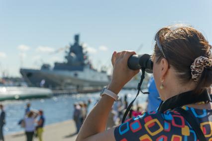 Санкт-Петербург.   Празднование  Дня Военно-Морского Флота России на набережной Лейтенанта Шмидта.