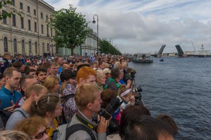 Санкт-Петербург.  Зрители на Дворцовой набережной переда началом парада в честь  Дня Военно-Морского Флота России.