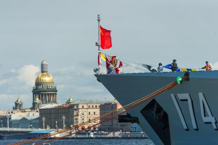 Санкт-Петербург.   Ракетный эсминец `Хэфэй` вмс Китая на причале набережной Лейтенанта Шмидта во время  главного военно-морского  парада  в честь празднования Дня Военно-Морского Флота России.